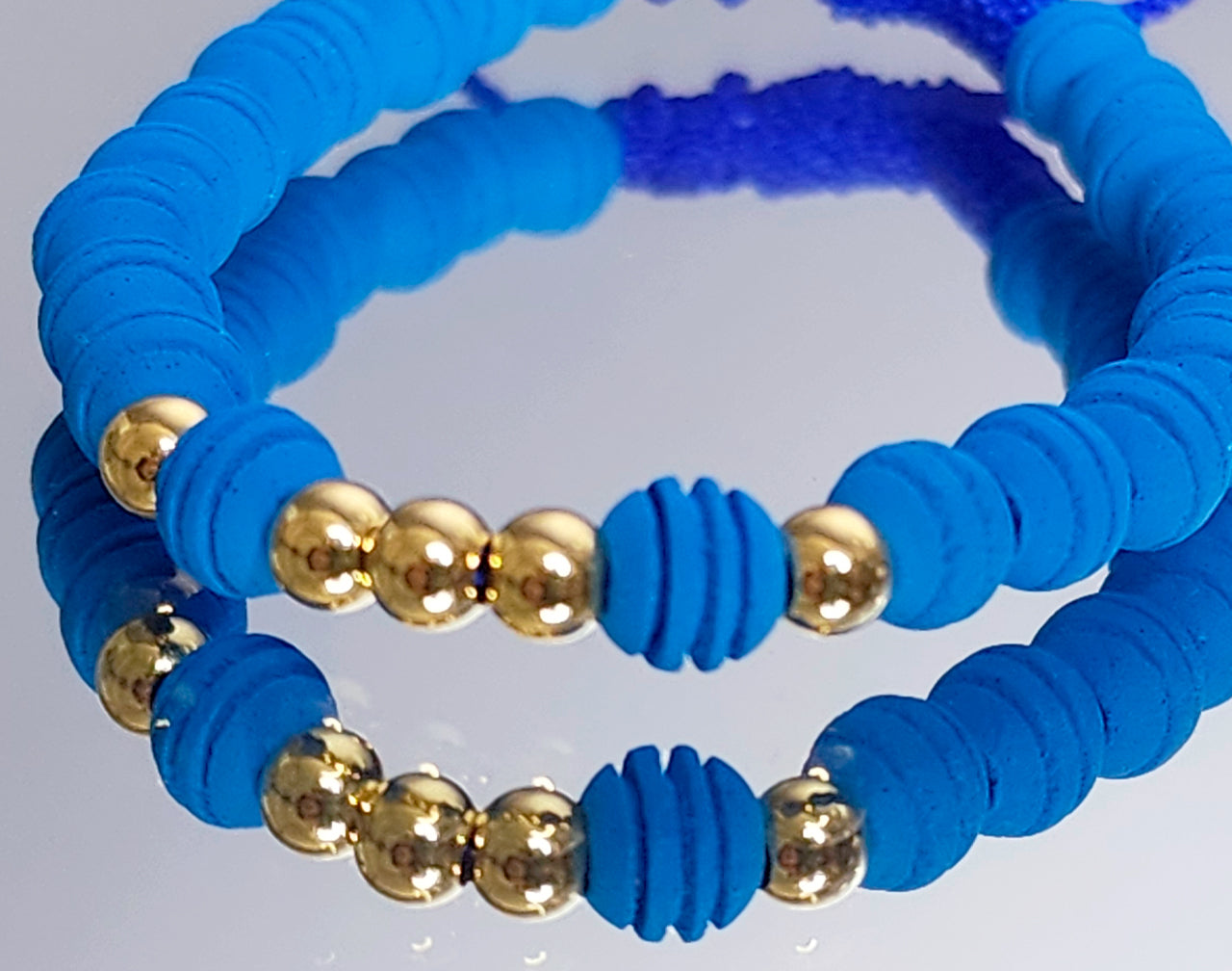 Pulsera Azul con Bolas de Oro de 18K – Estilo Moderno y Artesanal