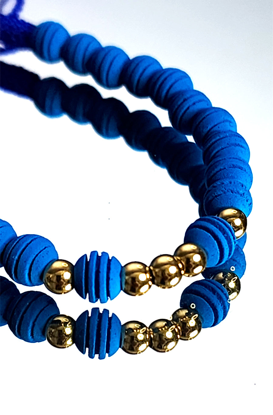 Pulsera Azul con Bolas de Oro de 18K – Estilo Moderno y Artesanal